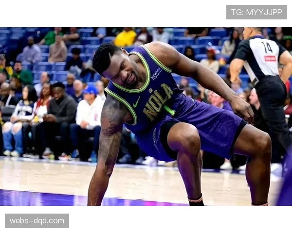 场边花絮:马刺队新秀在替补席用平板学习战术录像 场边花絮:马刺队新秀在替补席用平板学习战术录像