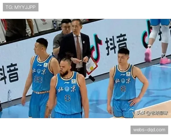 广厦队凭借第四节三次成功的底线球边路战术,逆转战胜北京队 广厦队凭借第四节三次成功的底线球边路战术,逆转战胜北京队